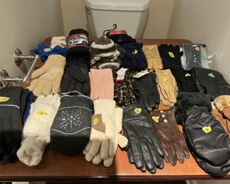 Nice variety of gloves and mittens