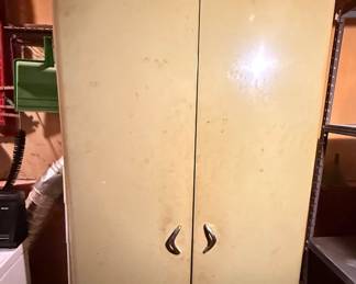 Nice Vtg Metal Cabinet in good condition