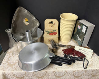 Lot 11: Vintage Lot of Items