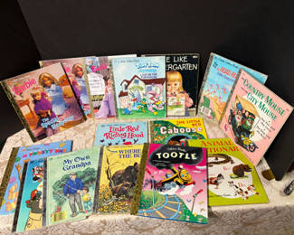 Lot 7: 15 Little Golden Books