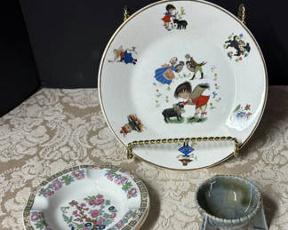 Lot 35: 3 Pc Lot Vintage Irish Pottery