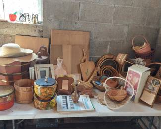 Many breadboards, baskets and wood decor