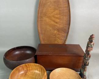 814 Lot 730 Group of wood bowls jewelry box and serving tray