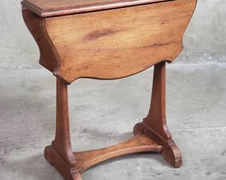 134 Lot 508 Antique mahogany drop leaf side table