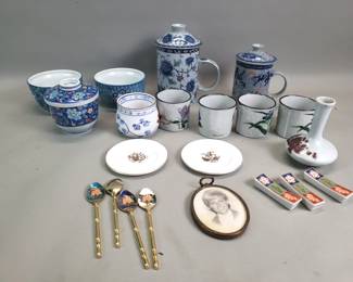 529 Lot 463 Box of porcelain bowls cups bud vase