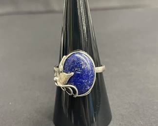 729 Lot 650h Vintage sterling silver and lapis ring