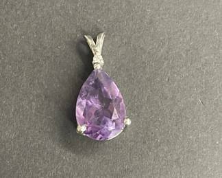 586 Lot 515h Sterling silver and amethyst pendant