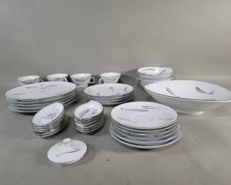 553 Lot 487 Group of Noritake china porcelain dinnerware