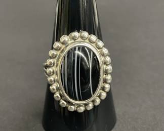 654 Lot 580h Sterling silver ring with striped black onyx