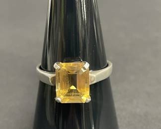 660 Lot 585h Sterling silver ring with emerald cut citrine
