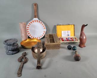 639 Lot 566 Box of miscellaneous enamel sauce pan marble