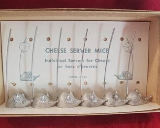 431 Lot 413h Vintage Napier cheese server mice pick set