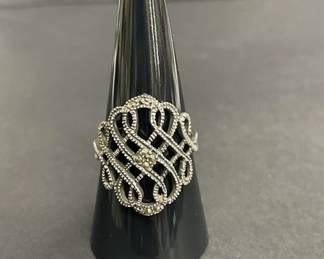 687 Lot 610h Vintage sterling silver ring with marcasite