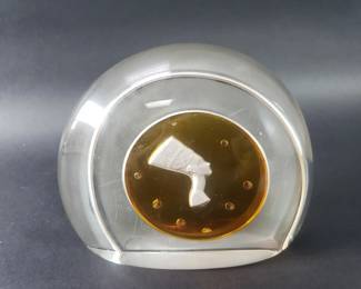 118 Lot 127 Vintage crystal paperweight featuring image of
