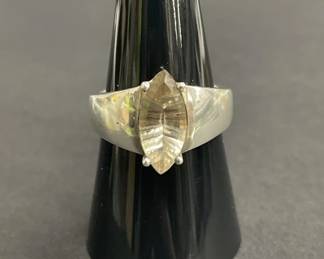 827 Lot 760h Vintage sterling silver ring with smoky quartz