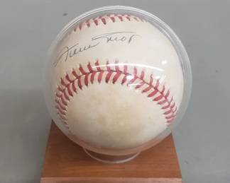 625 Lot 552 Signed Willie Mays baseball