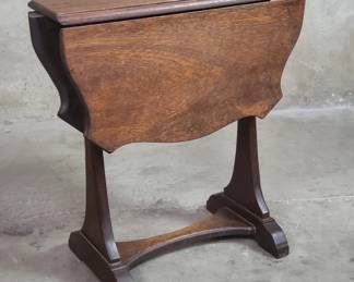 135 Lot 514 Antique mahogany drop leaf side table