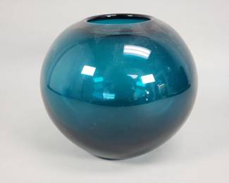 787 Lot 705 Vintage hand blown teal glass vase