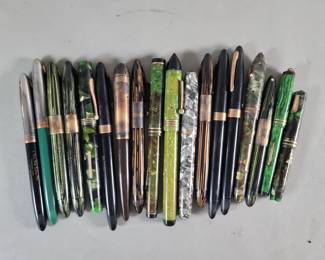 520 Lot 458 Eighteen fountain pens with 14k gold nibs