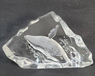 041 Lot 50 Mats Jonasson Maleras whale crystal plaque