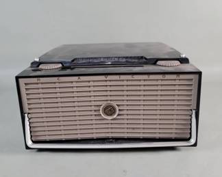 351 Lot 372 1950 s R C A Victor Bakelite portable radio