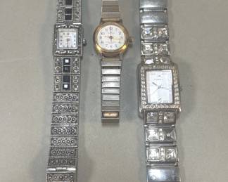 056 Lot 65 3 vintage womens watches