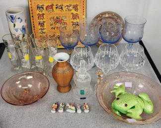 471 Lot 433h Vintage glassware pink bowls iris vase