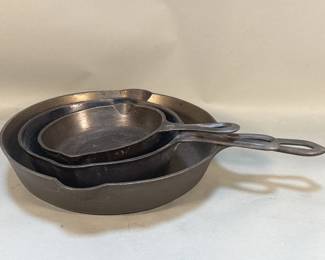 411 Lot 404 3 vintage cast iron skillets