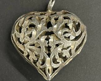 740 Lot 660h Vintage sterling silver ornate heart pendant