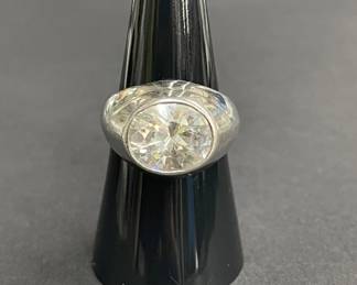809 Lot 725h Sterling silver and cubic zirconia ring