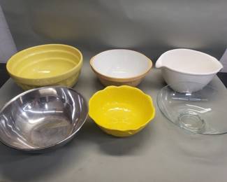 375 Lot 386 Group of vintage mixing bowls ceramic and