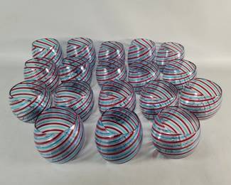 198 Lot 563 Group of vintage Murano style hand glass blown cups