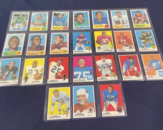 364 Lot 380h Lot of 1960s football cards