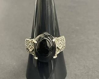 455 Lot 425h Vintage sterling silver ring with black onyx