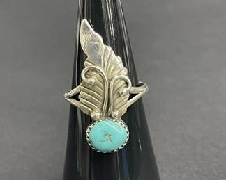 756 Lot 675h Vintage sterling silver and turquoise ring