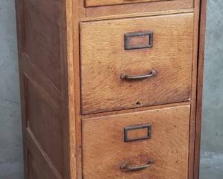 613 Lot 542 Shaw Walker oak 5 drawer file cabinet