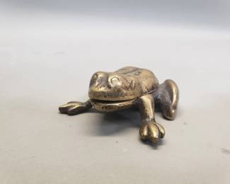 104 Lot 113 Vintage brass frog trinket box