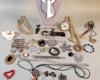 036 Lot 45 Group of costume jewelry