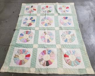 542 Lot 476 Vintage Dresden plate quilt