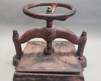 125 Lot 473 Antique cast iron book press