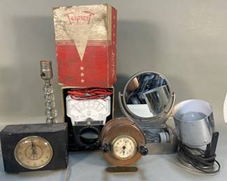 583 Lot 513 Box of miscellaneous vintage desk clocks table