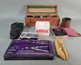 559 Lot 492 Box of miscellaneous gun holster