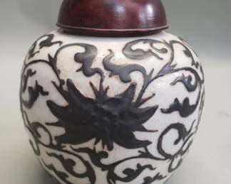 094 Lot 103 Vintage Chinese porcelain ginger jar