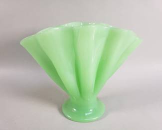 797 Lot 714 Vintage jadeite green glass fan vase
