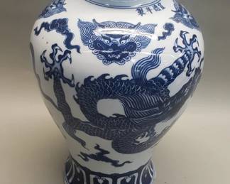 616 Lot 545 Vintage Chinese blue and white porcelain vase
