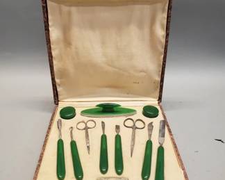 554 Lot 488 Art Deco manicure set