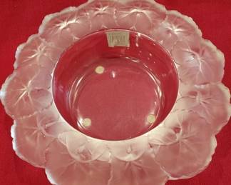 018 Lot 379h Vintage Lalique Honfleur crystal bowl with frosted geranium leaf rim