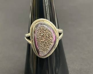 580 Lot 510h Sterling silver ring with pink druzy