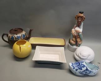 558 Lot 491 Group of vintage pottery teapot trinket box