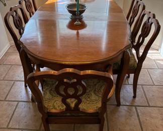 Dining Table with 6 chairs and 1 leaf 